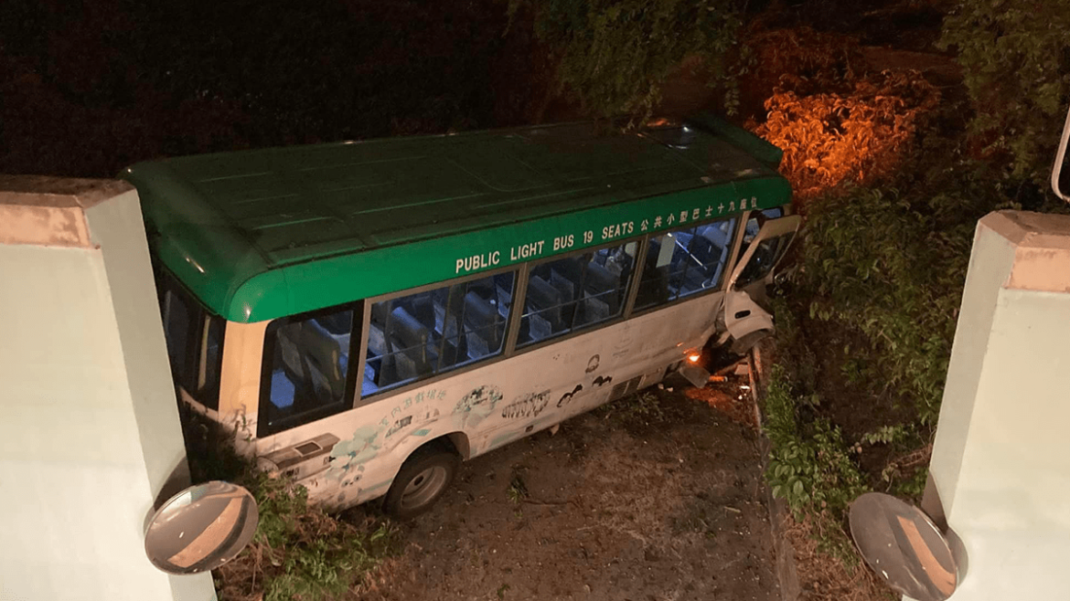 একটি গ্রিন ভ্যান নিয়ন্ত্রণ হারিয়ে শা টিনে একটি পথচারী পাতাল রেলে বিধ্বস্ত হয়, এতে অন্তত তিনজন আহত হয়।