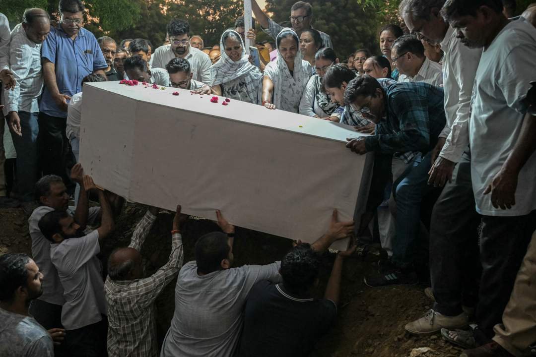 পরিবারগুলি এয়ার ইন্ডিয়া দুর্ঘটনার শিকারদের জন্য জানাজা করে